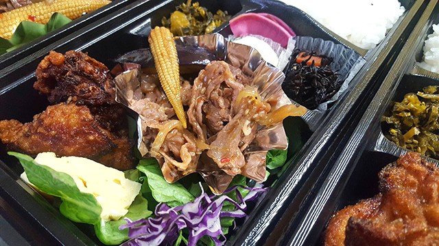 お惣菜も色とりどり、大満足のお弁当です